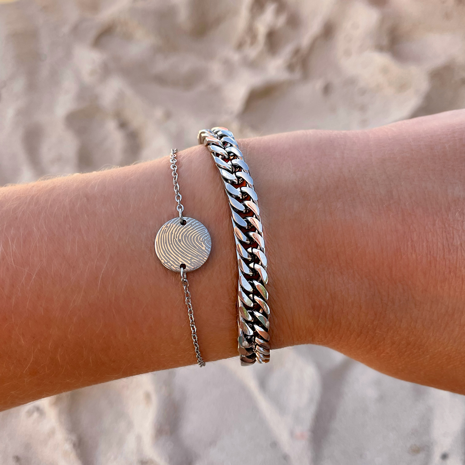 Mix van zilveren armbanden om de hand van het model