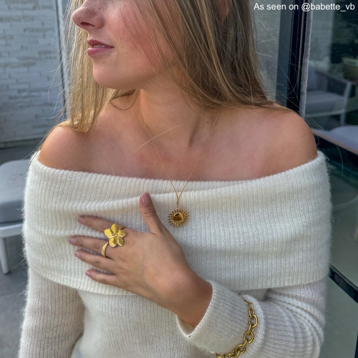 Influencer met gouden sieraden