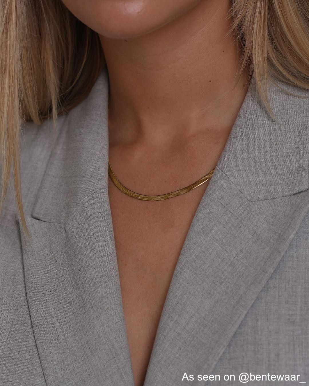 Influencer draagt gouden ketting