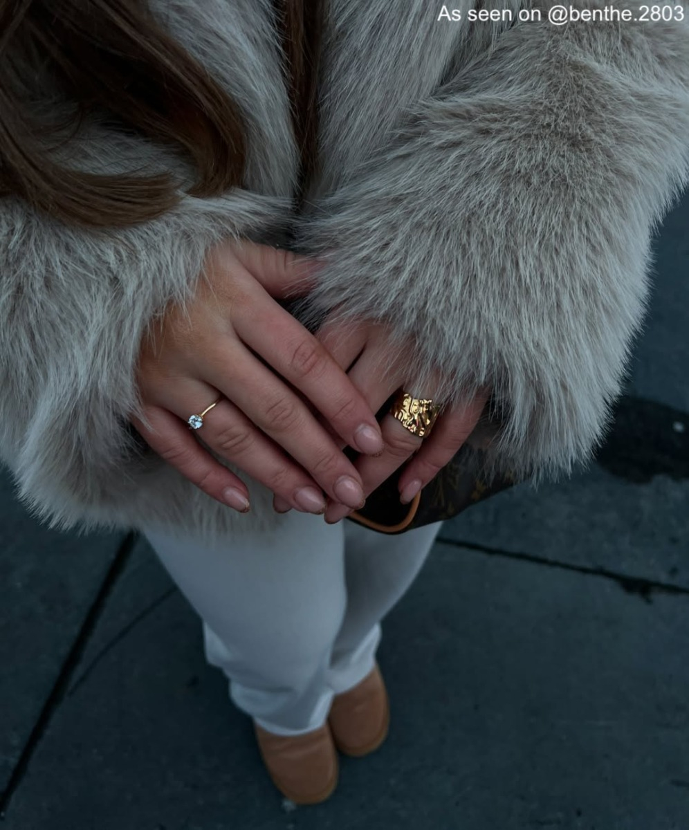 Influencer draagt gouden ringen 