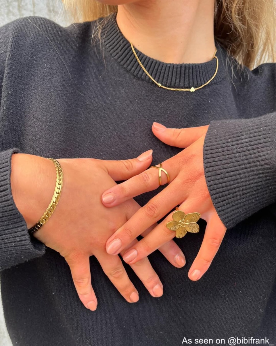 Influencer draagt gouden sieraden