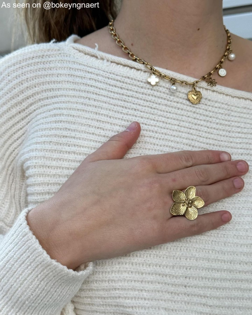 Influencer draagt gouden bloemring