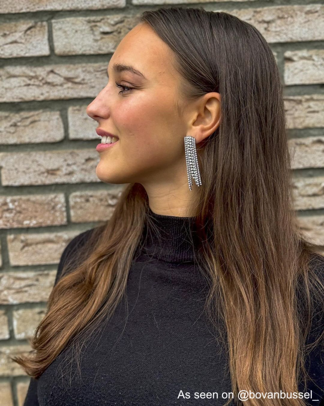 influencer draagt hollywood oorbellen