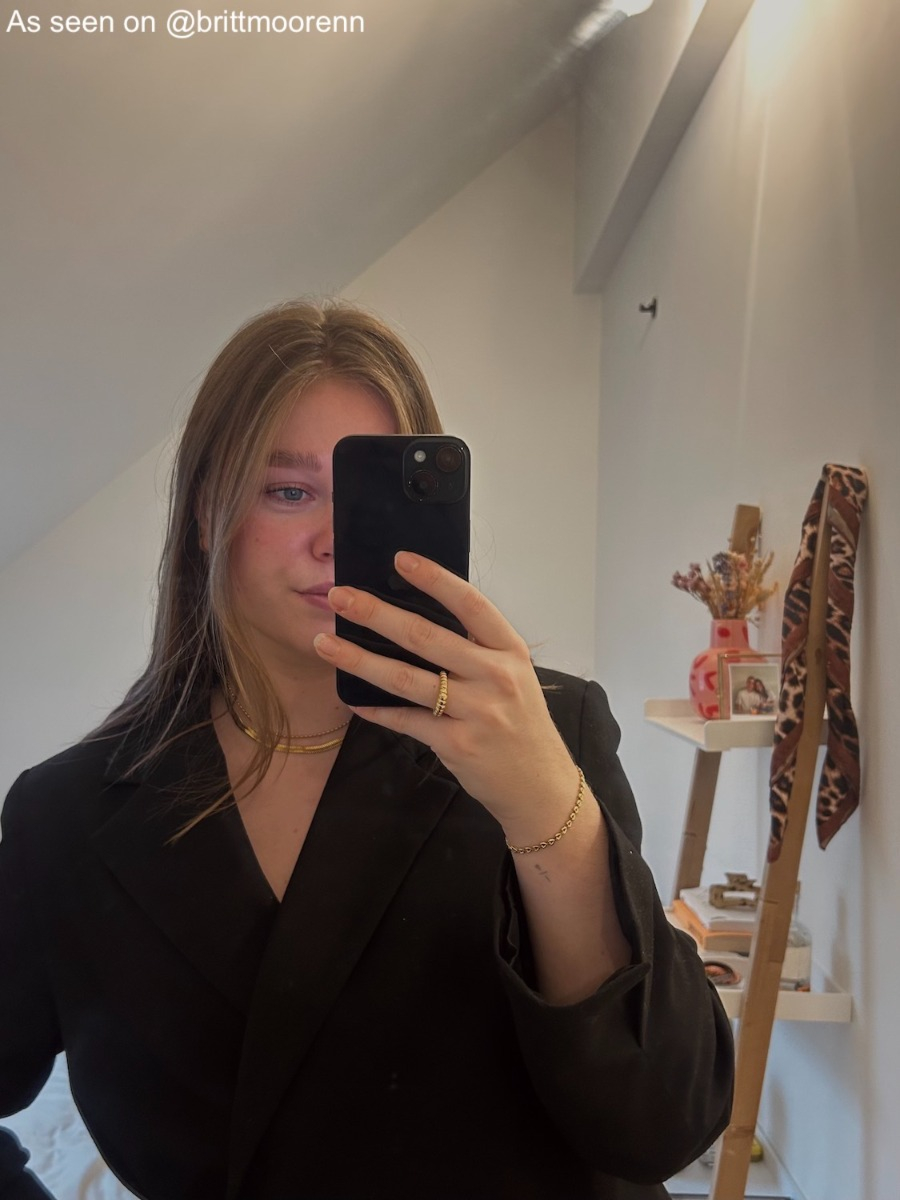 Influencer draagt gouden ring