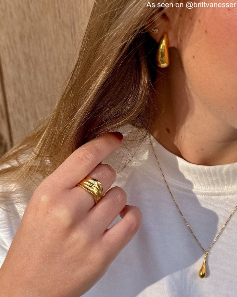 Influencer draagt gouden Finaste sieraden