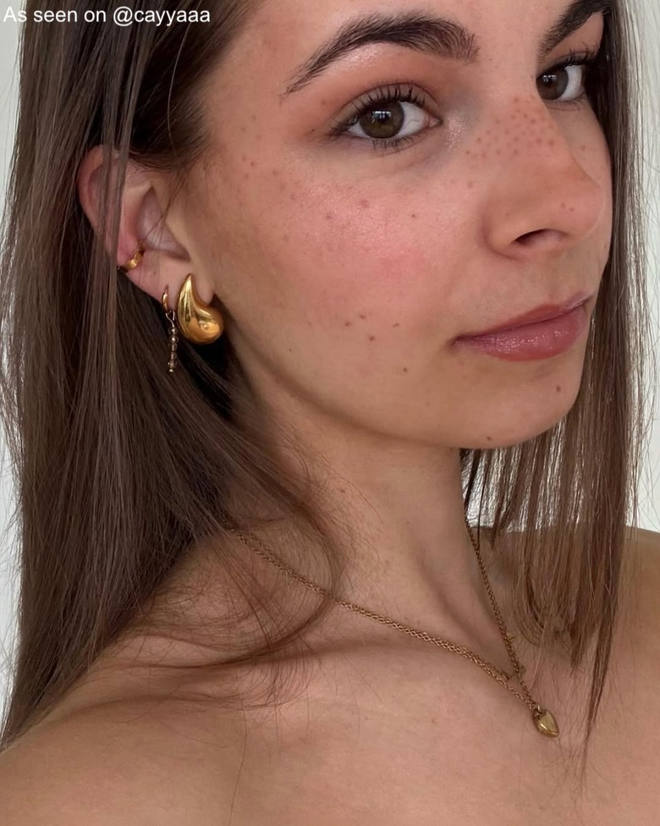 Influencer draagt gouden champagne beads oorbellen