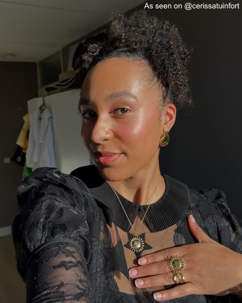 Influencer draagt gouden druppel oorbellen