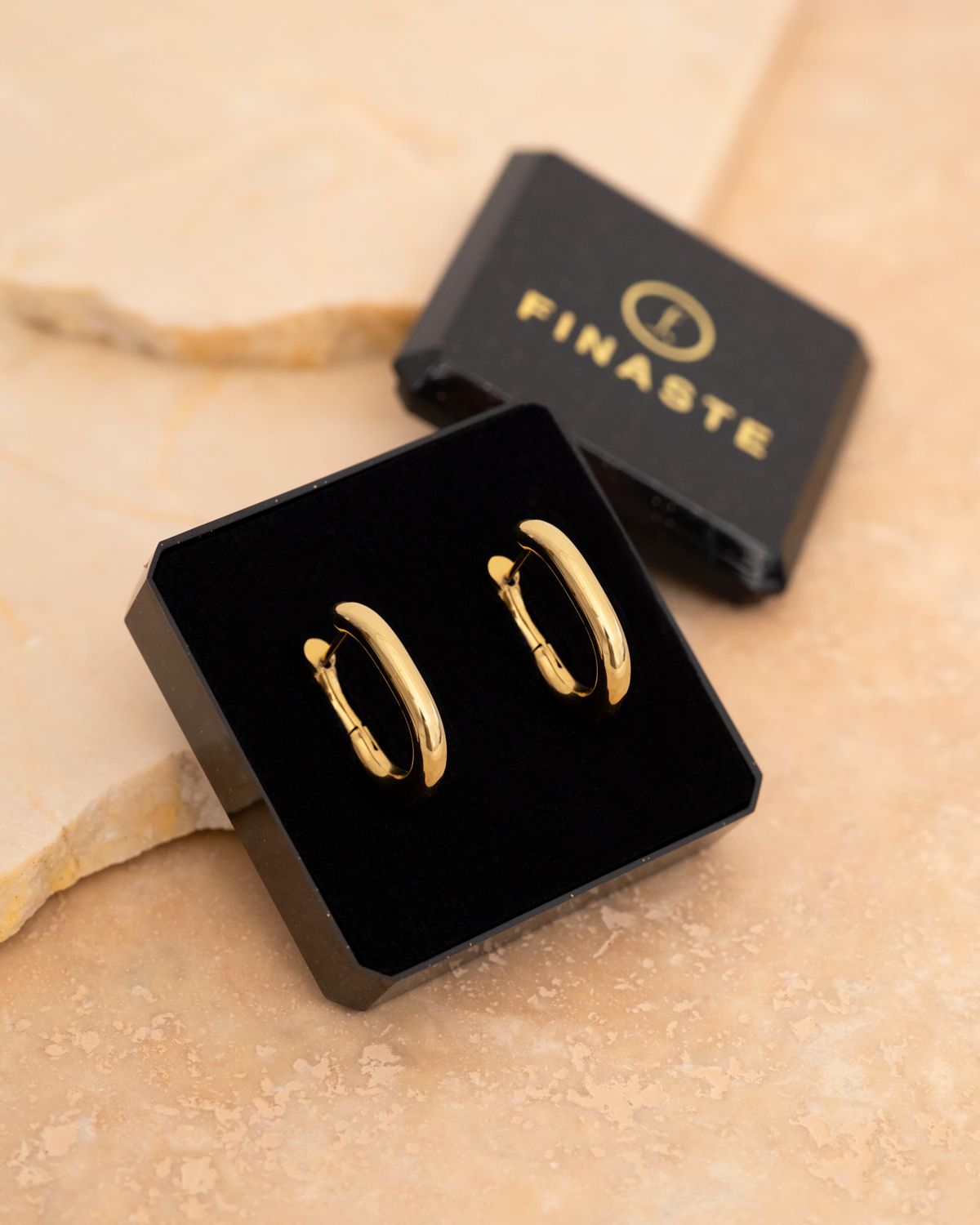 gouden chunky hoops in sieradendoosje