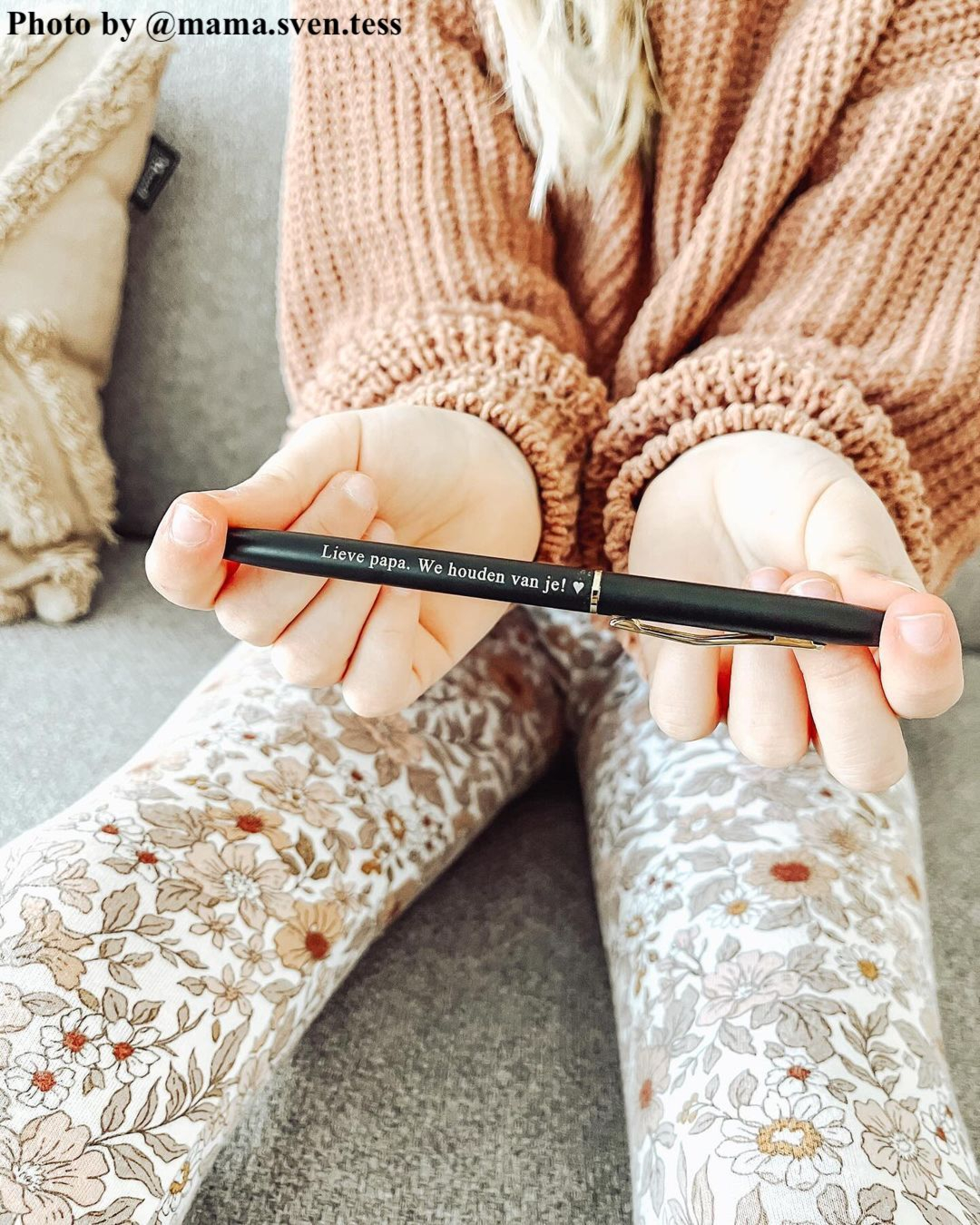 Influencer met zwarte pen