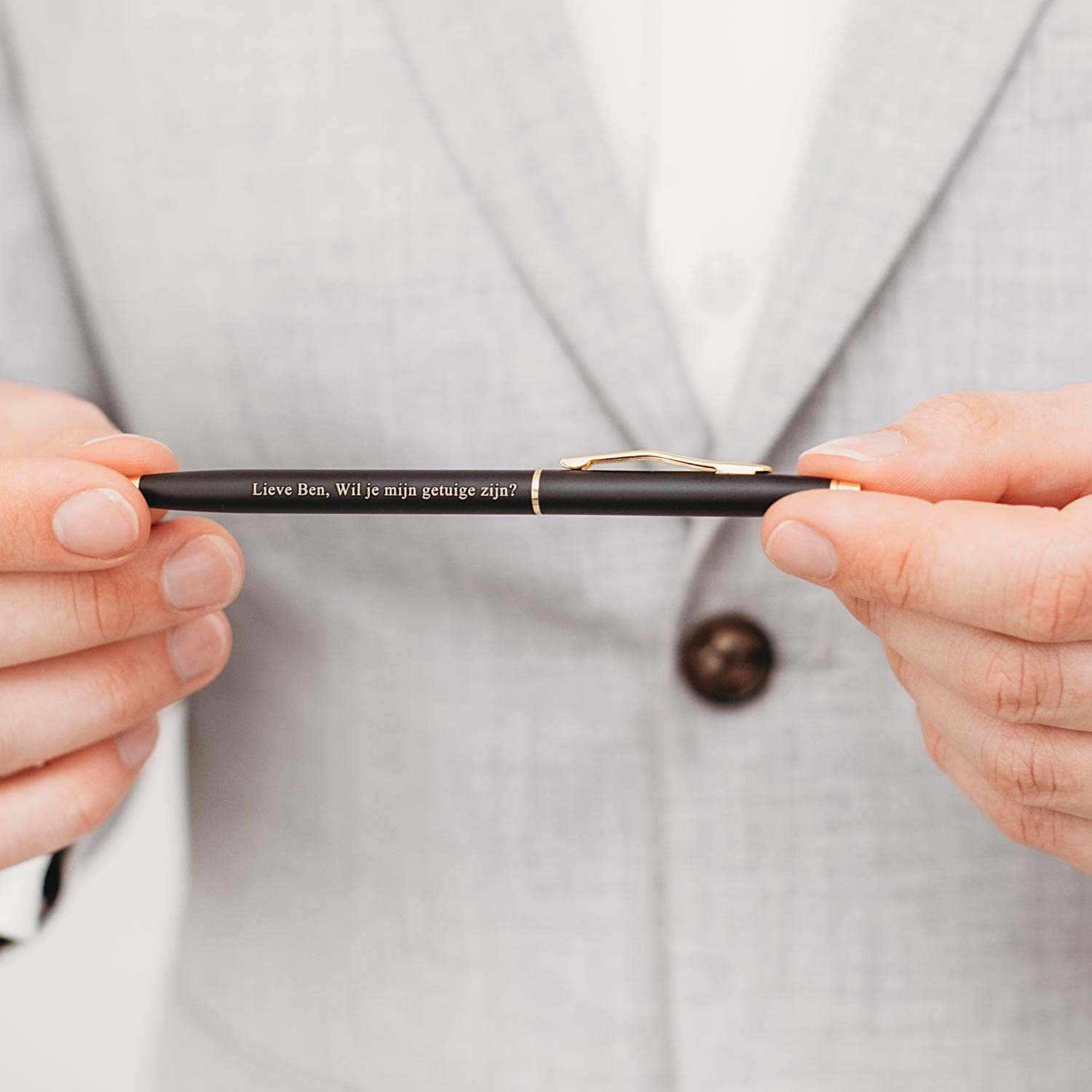 Shop de pen met gravering in het zwart