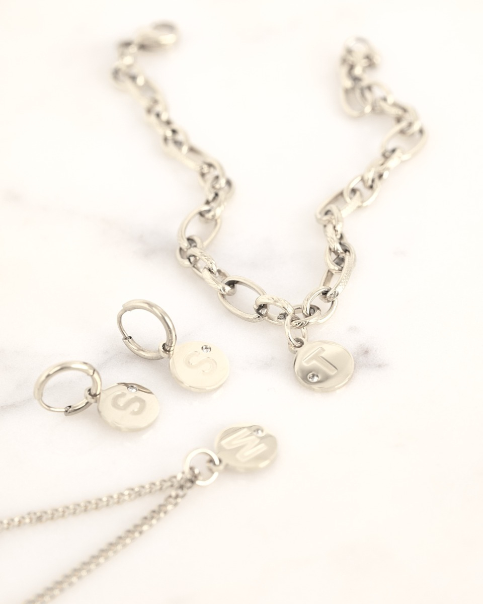 zilveren collectie shiny initial oorbellen