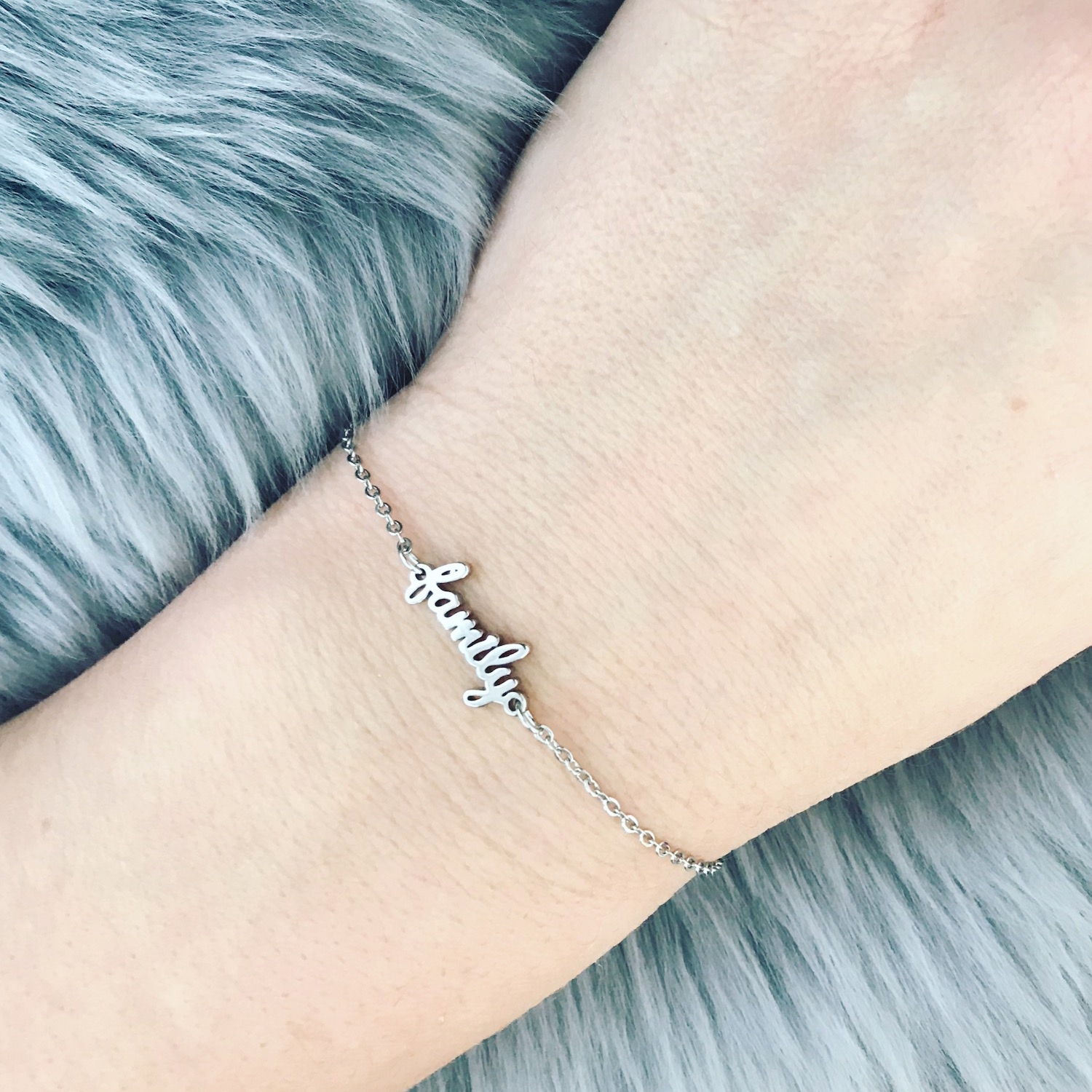 Zilveren family armband om arm