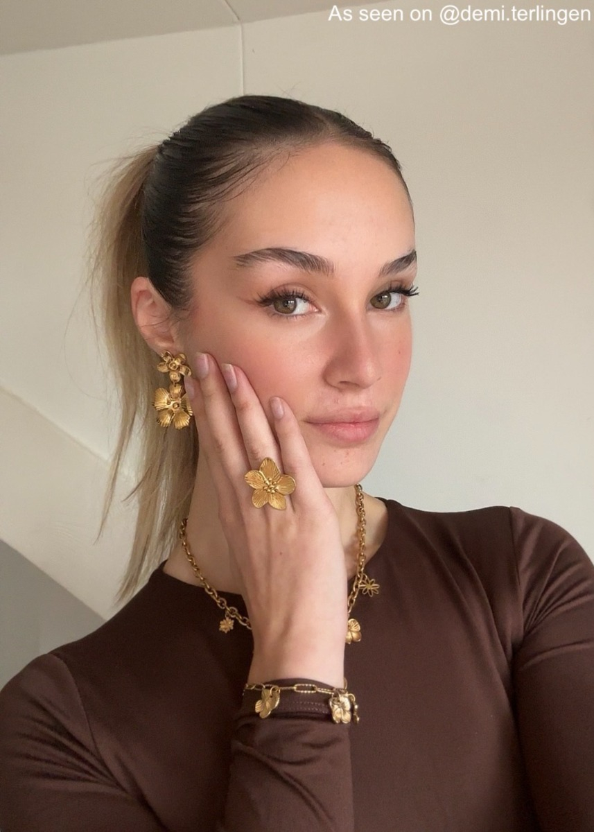Influencer draagt gouden bloem oorbellen