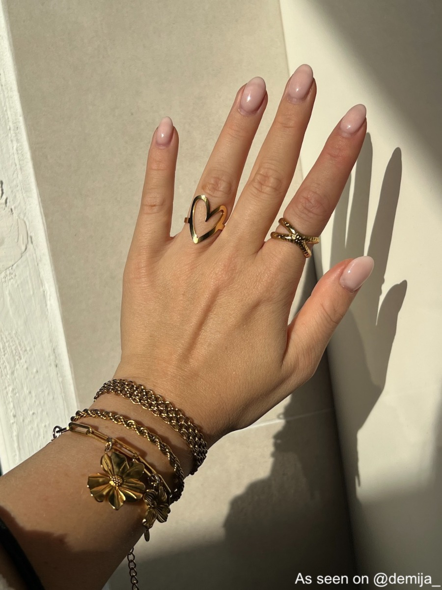 Influencer draagt gouden sieraden