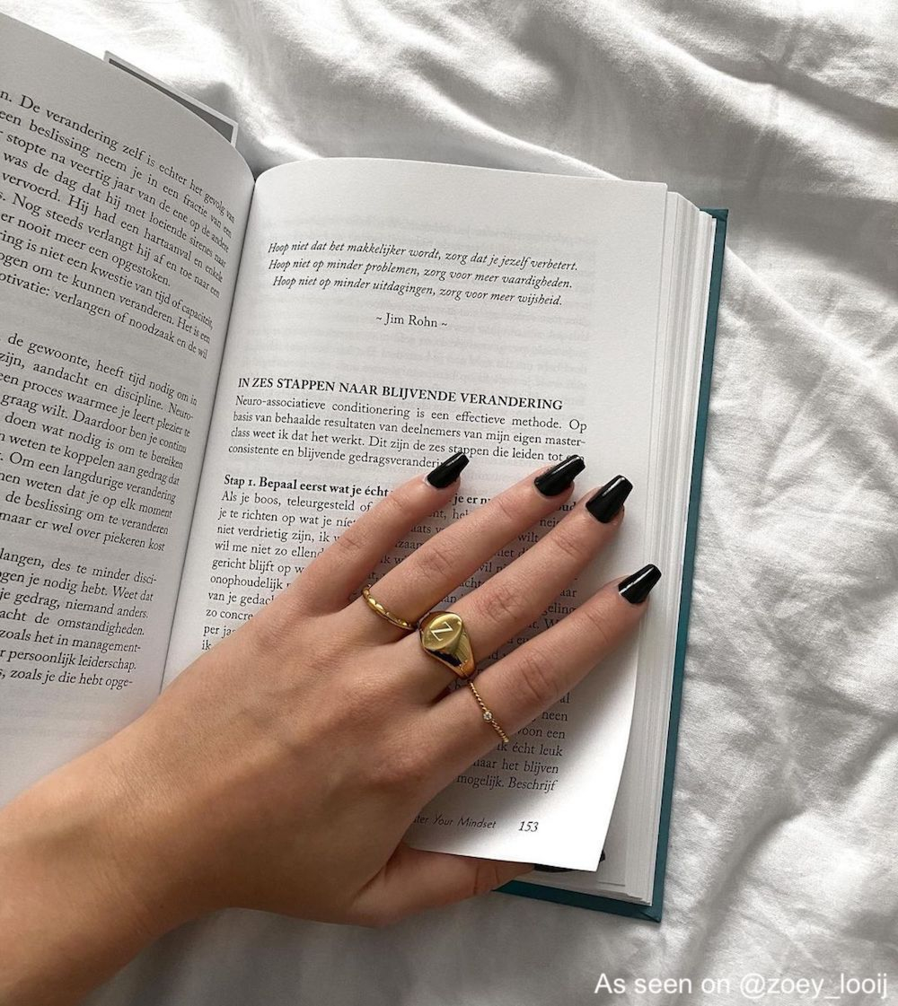 Influencer draagt drie finaste ringen