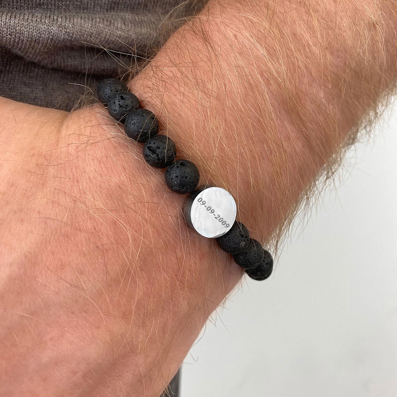 Heren armband met gravering om pols bij man