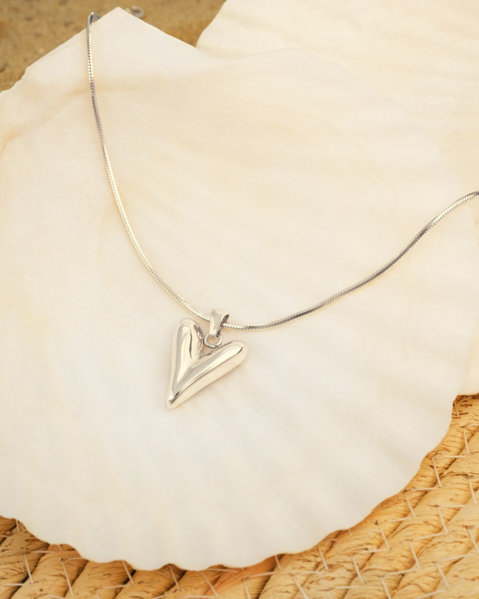zilveren hartjes ketting op witte schelp