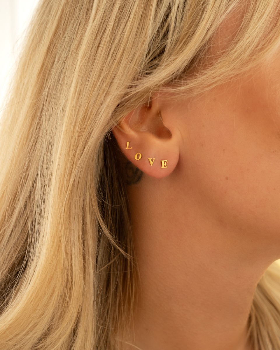 gouden initial stud oorbellen