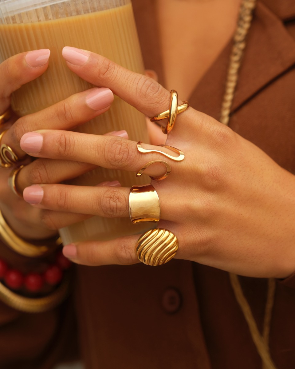 gouden ringen combinatie met koffie in de handen