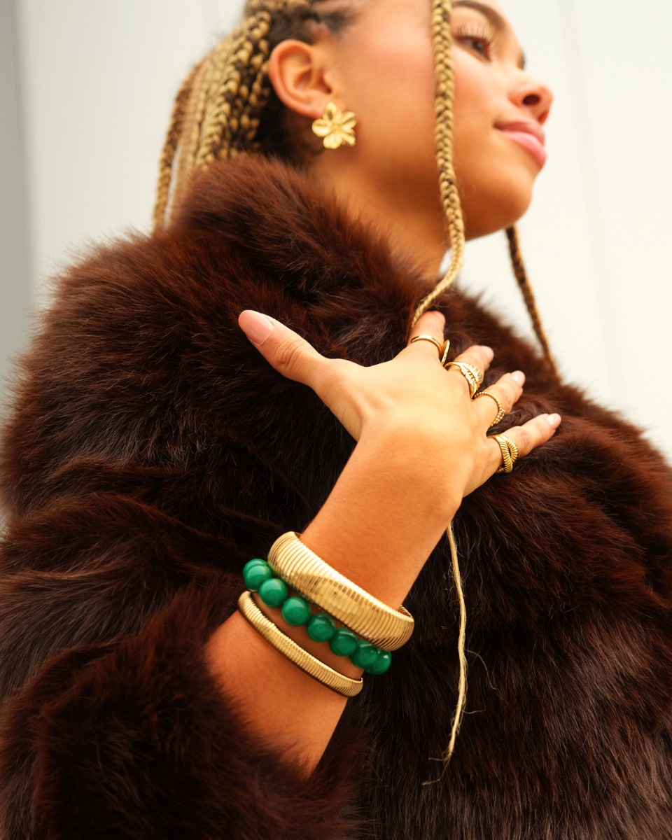 sieraden look met gouden armbanden en oorbellen