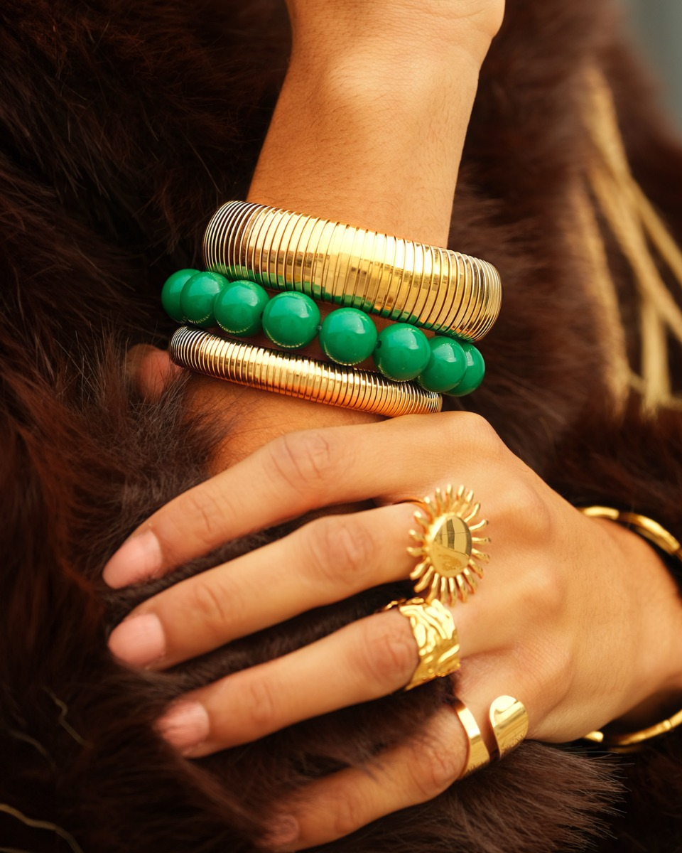 gouden armparty met groene kralenarmband