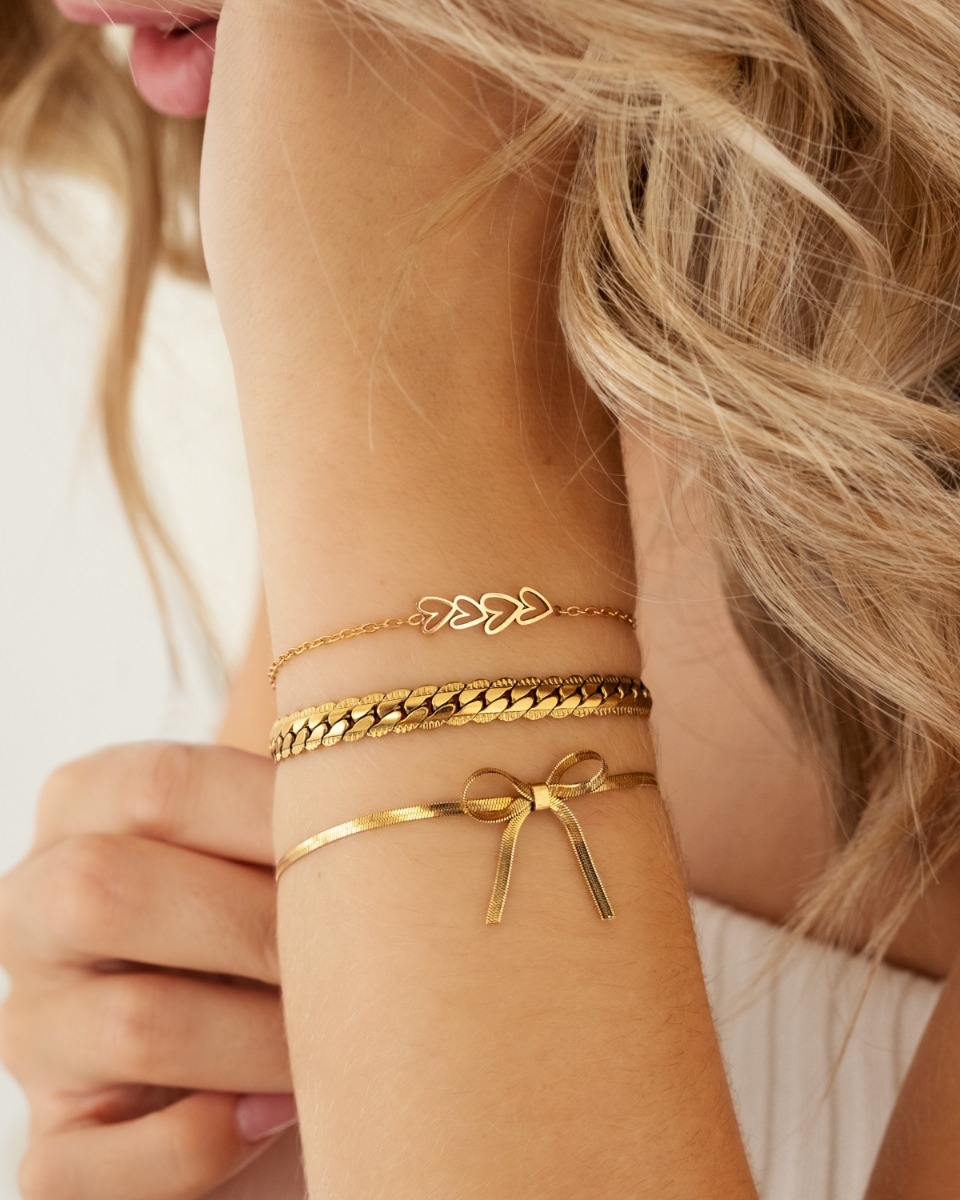 Hartjes armband om pols