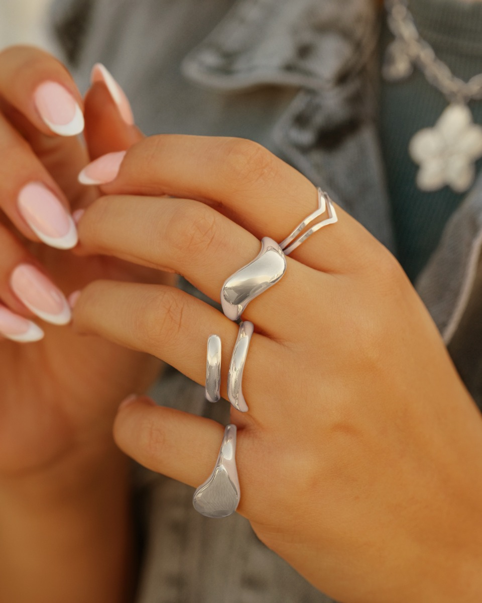 combinatie van verschillende zilveren ringen