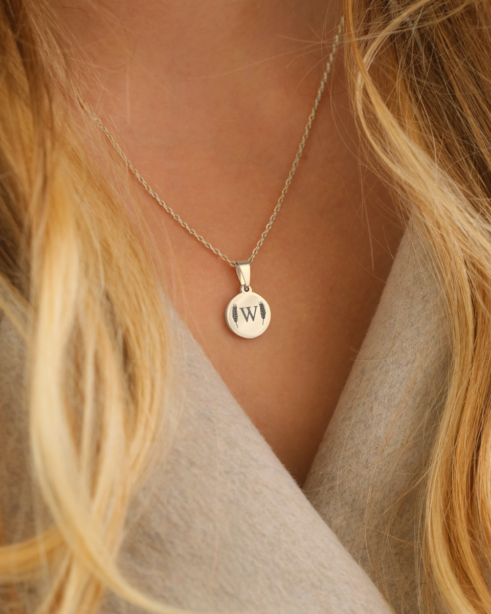 zilveren ketting met letter en granen