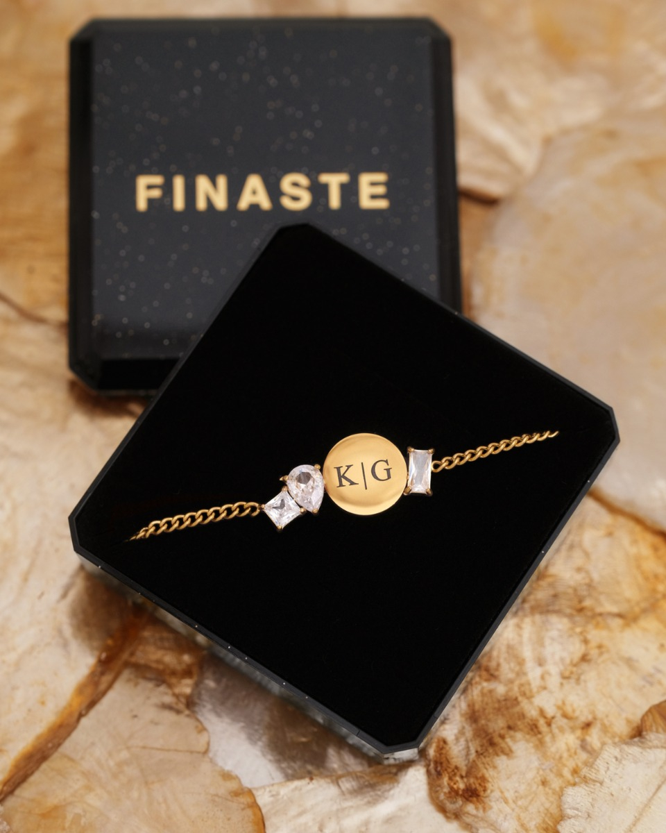 gouden armband met letters in sieradendoosje