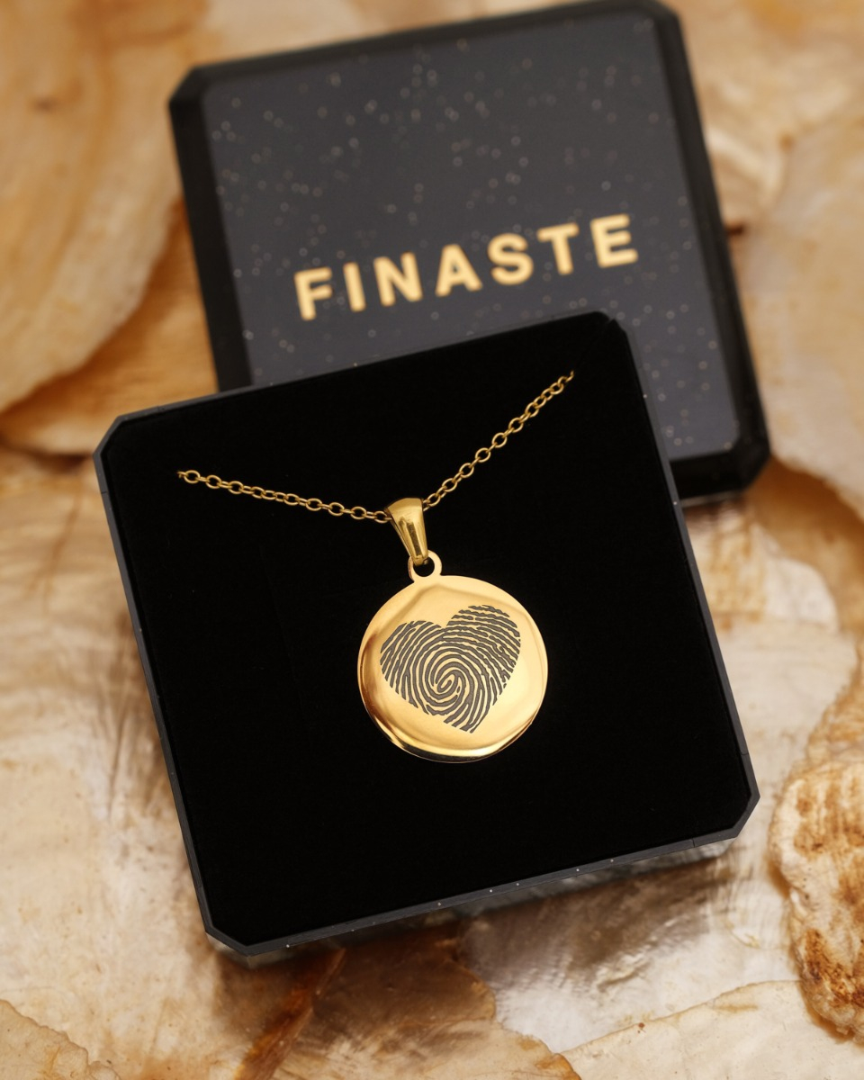 gouden ketting met hartje als vingerafdruk gegraveerd in sieradendoosje