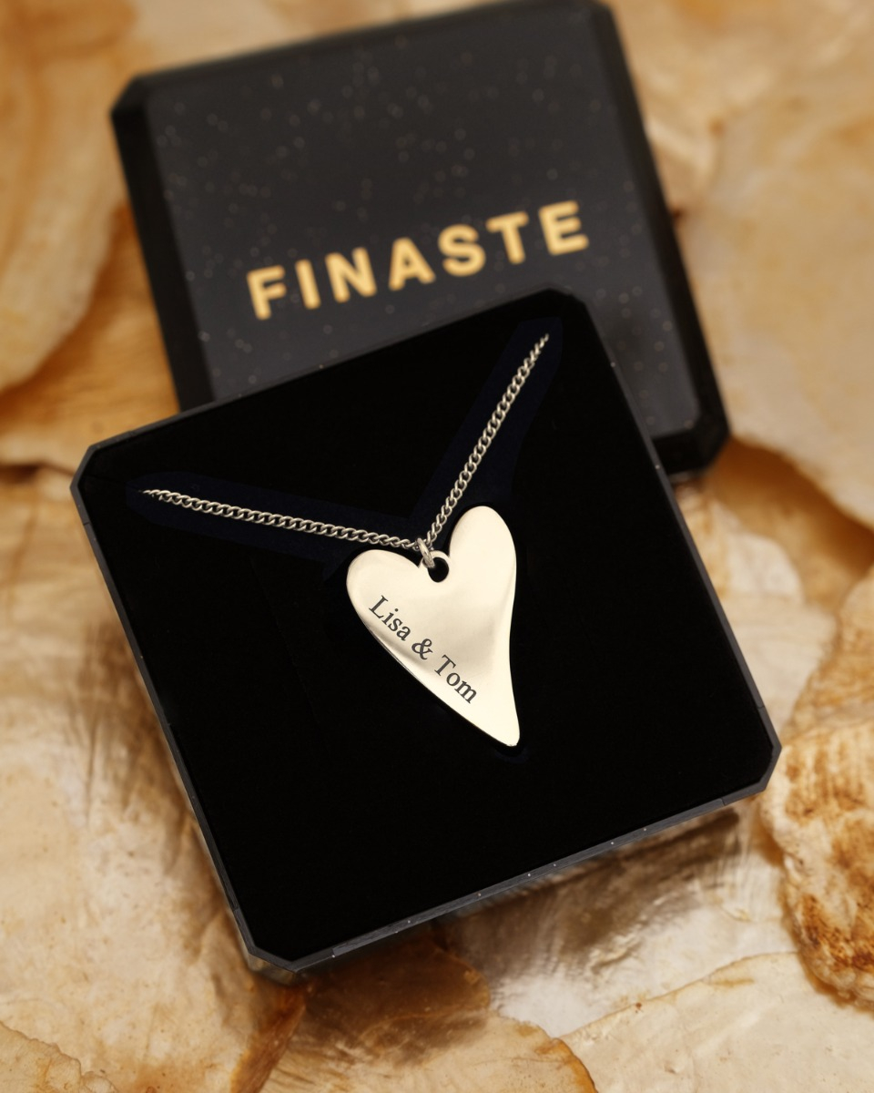 zilveren hartjes ketting met namen in sieradendoosje