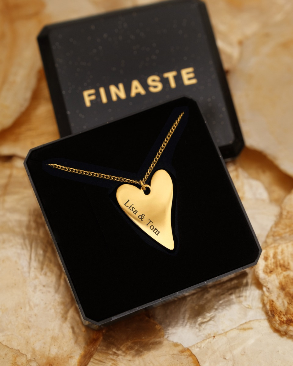 gouden hartjes ketting met namen in sieradendoosje