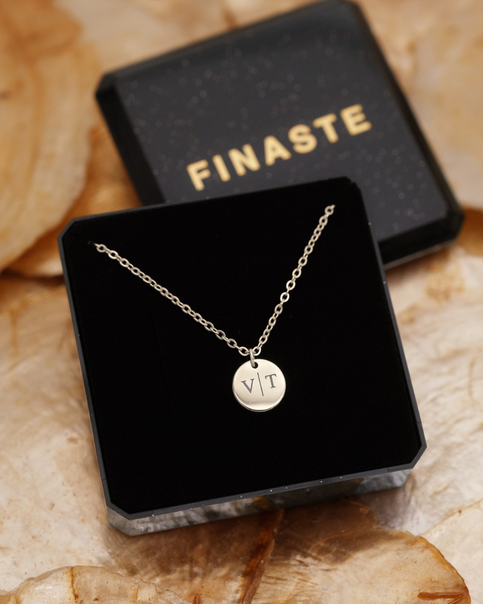 zilveren ketting met 2 letters in sieradendoosje