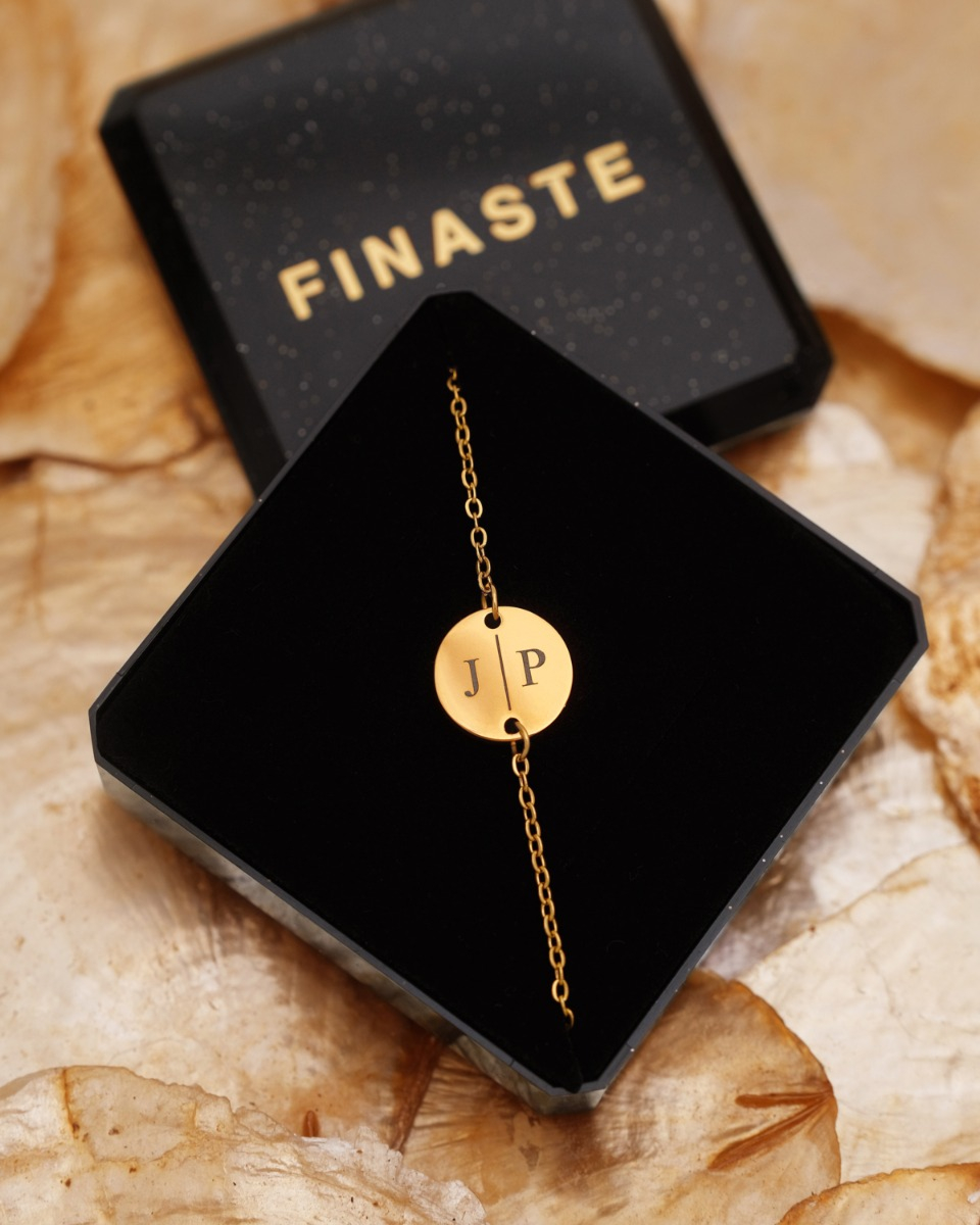 gouden initialen armband in sieradendoosje
