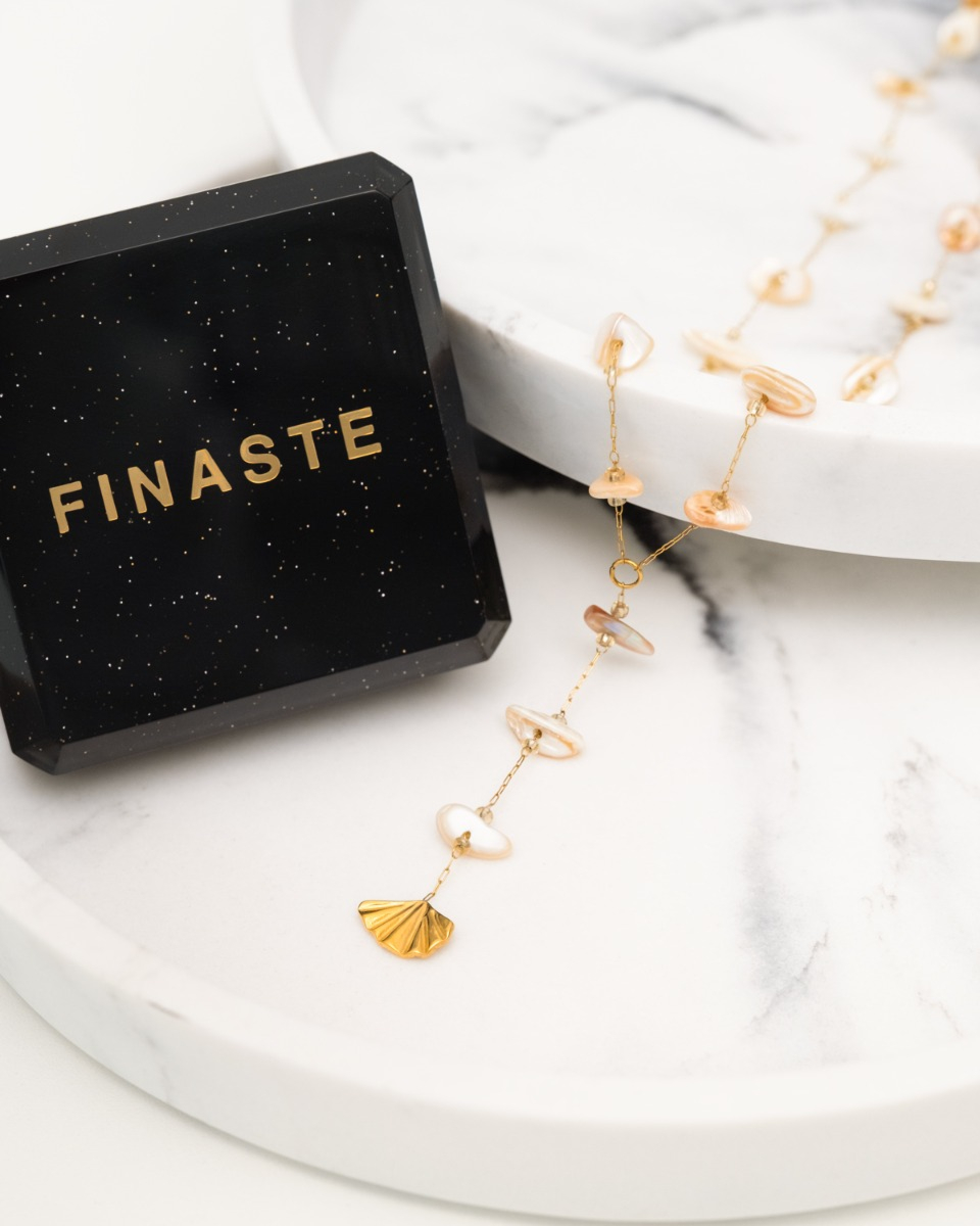 gouden ketting met schelpjes en sieradendoosje