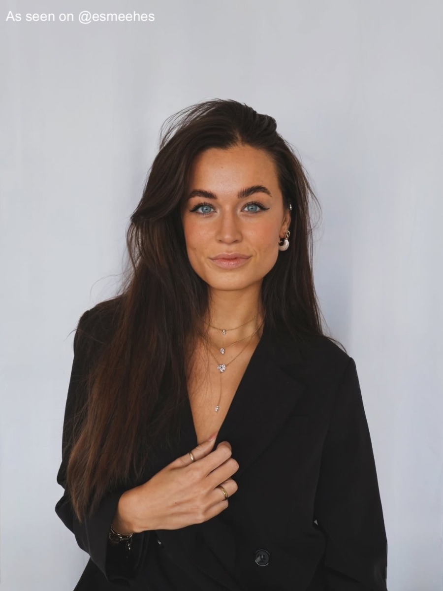 Influencer met gouden ketting met steentjes