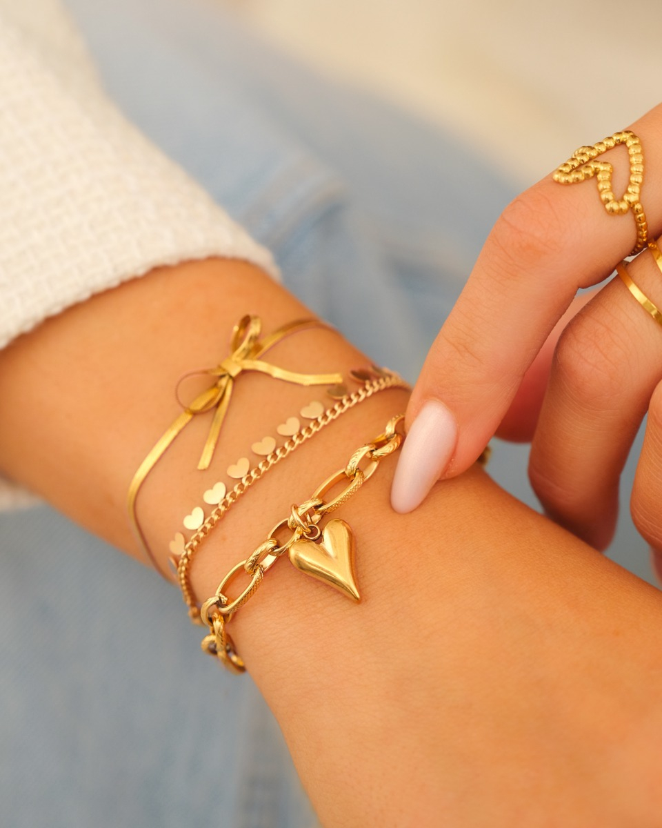 Gouden armparty met trendy armbanden