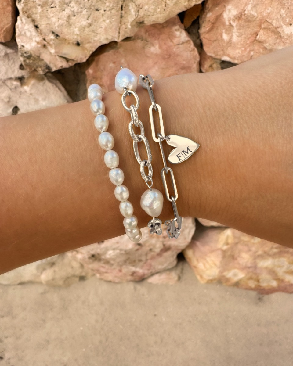 zilveren armparty met rotsen op de achtegrond