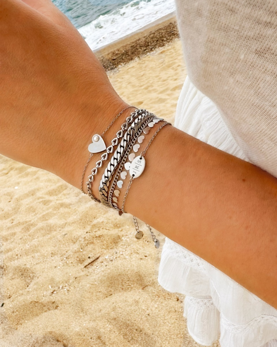 Zilveren armparty op het strand