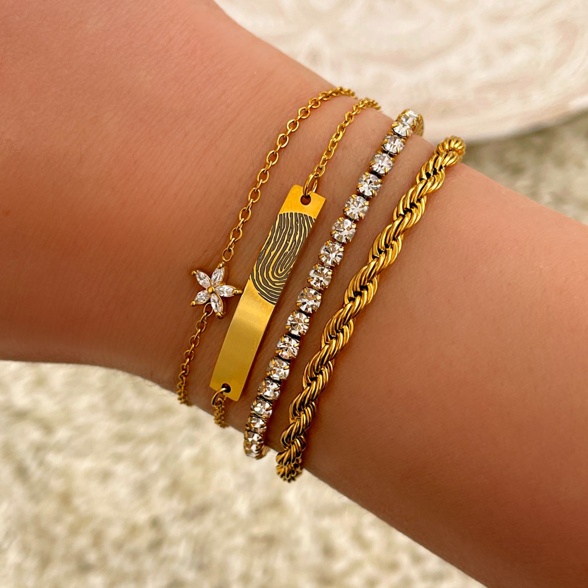 Gouden armparty met steentjes en chains