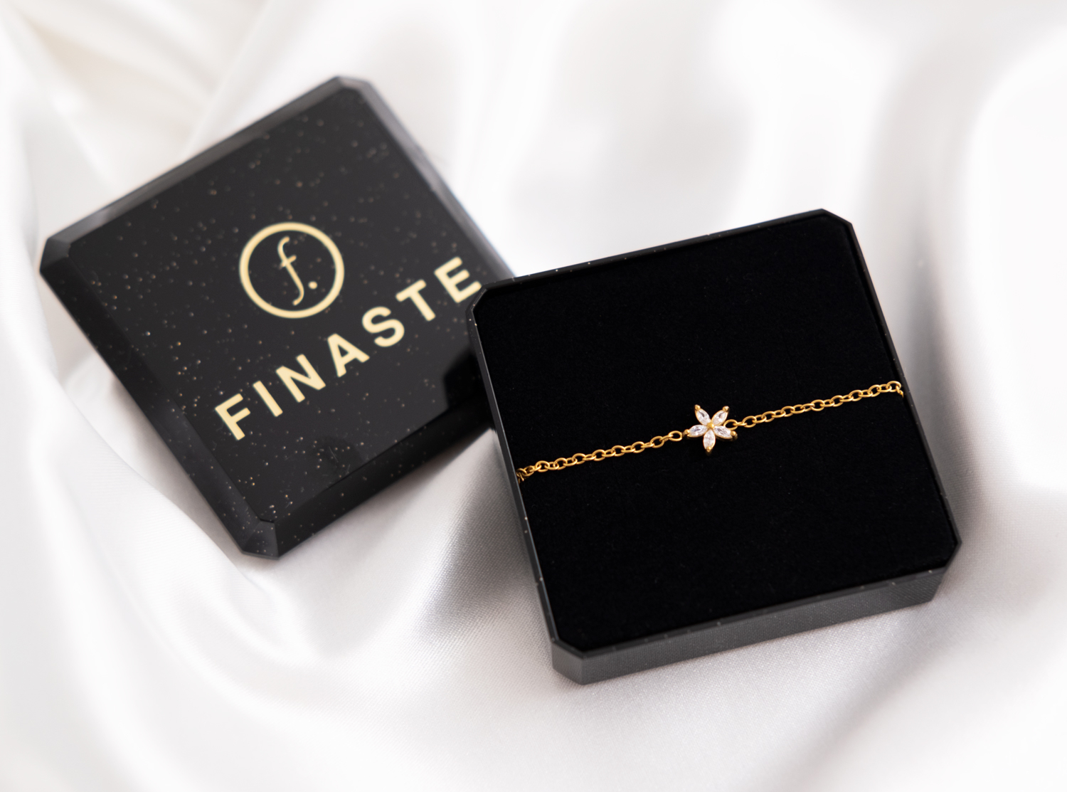 Sieradendoosje met gouden bloemetjes armband