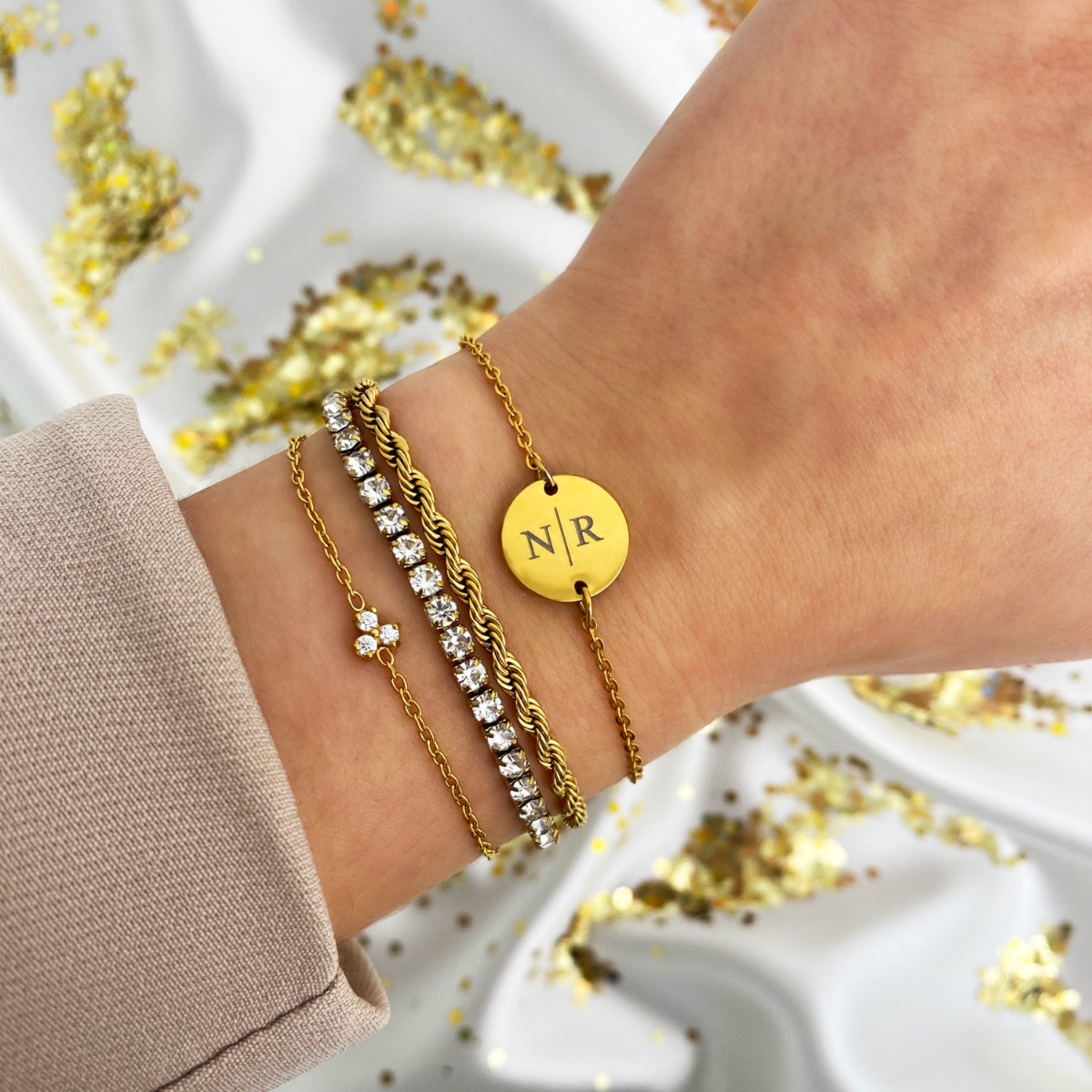 Gouden armparty met steentjes
