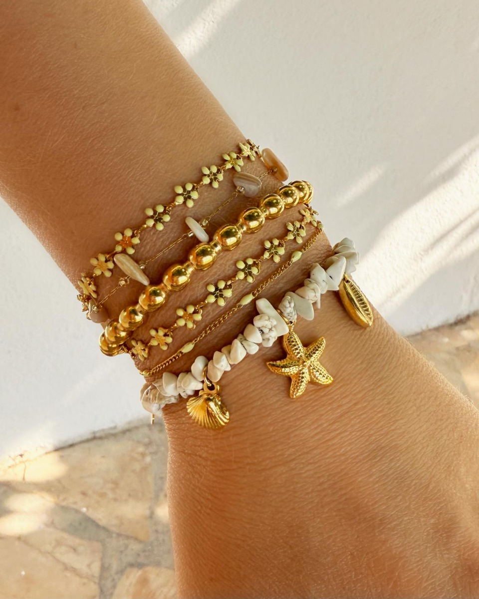 Gouden armparty met zomerse details