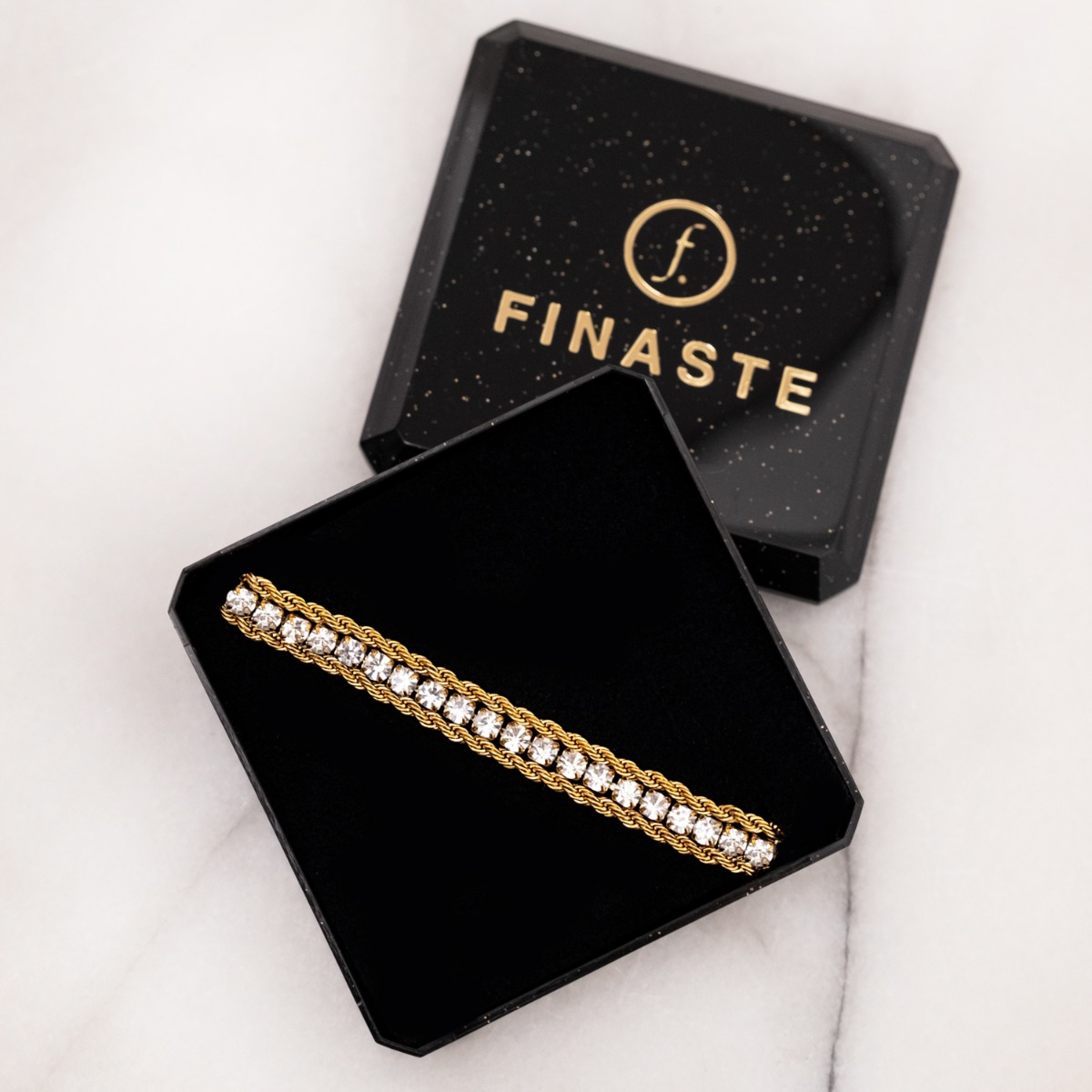 Gouden tennis armband in sieradendoosje