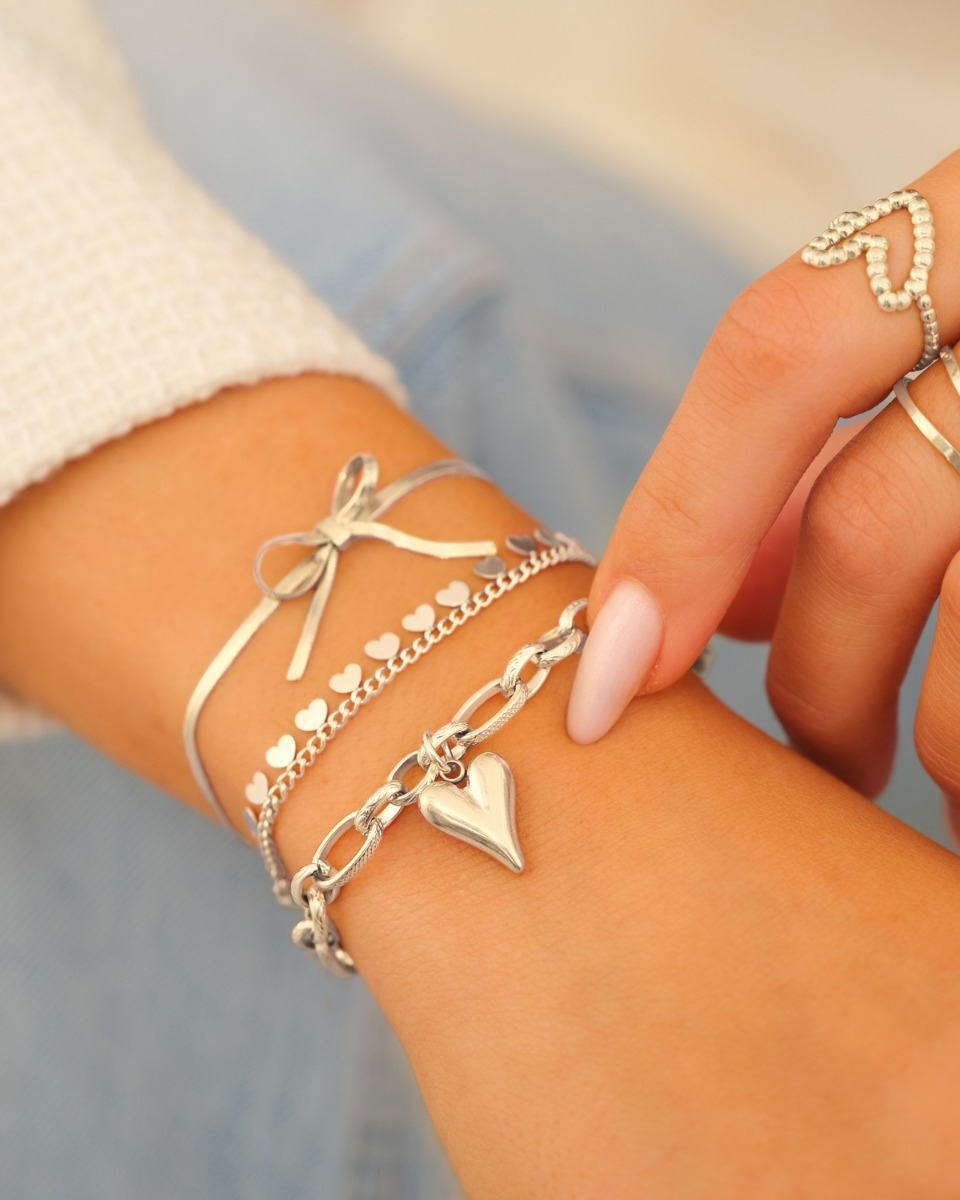 Armparty in het zilver met trendy armbanden