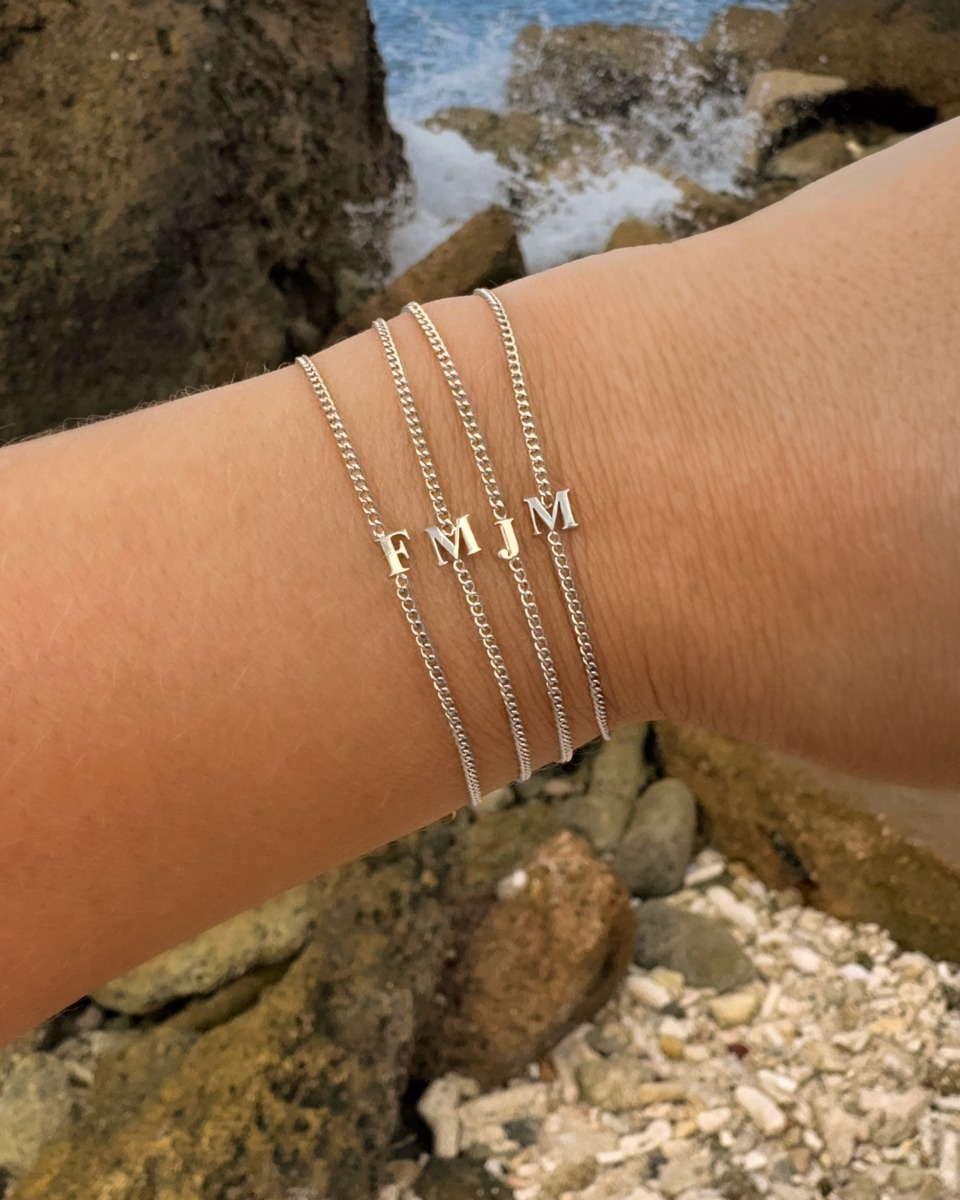 meerdere mini initial armbandjes in zilver gecombineerd