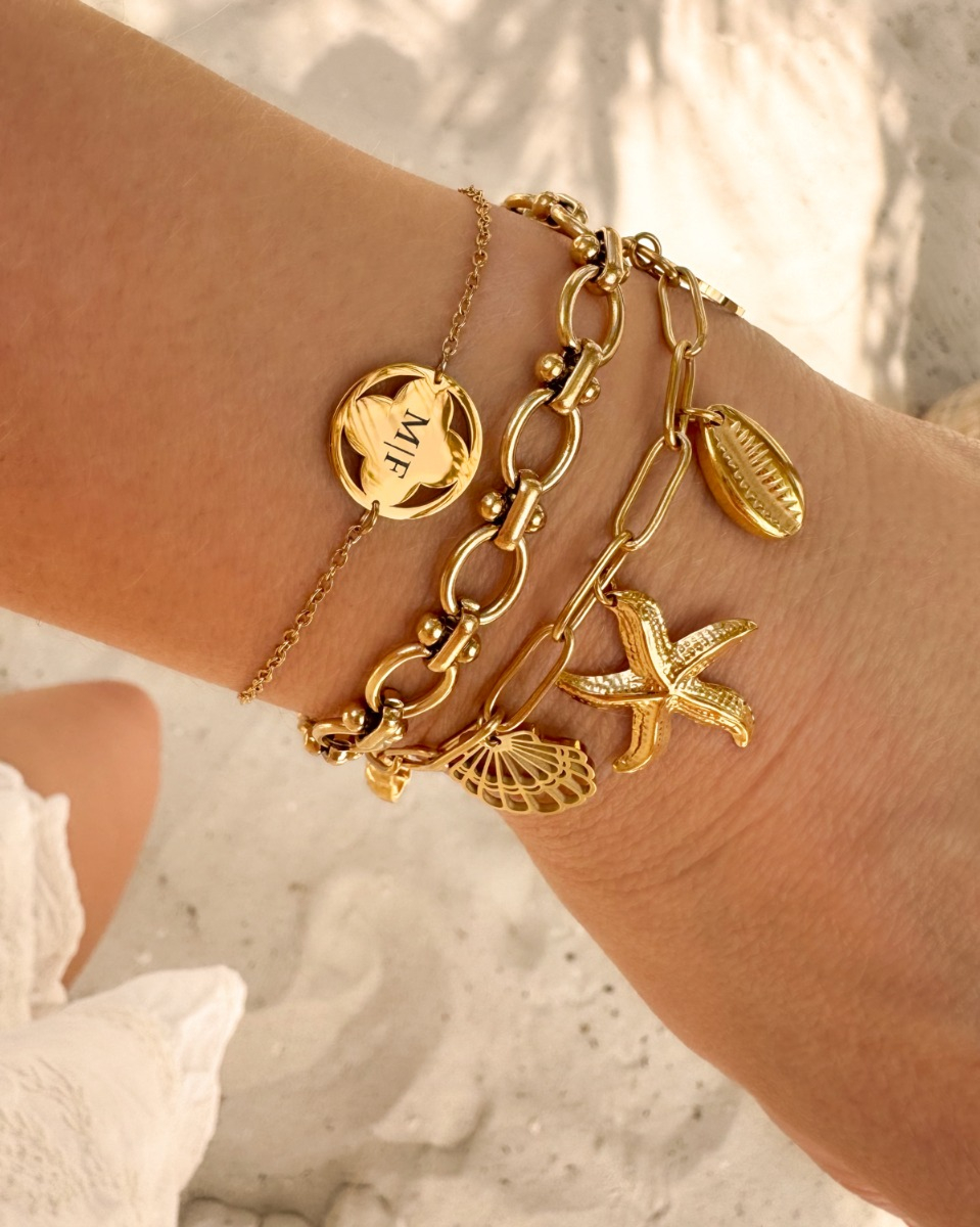 gouden zomerse armparty op het strand