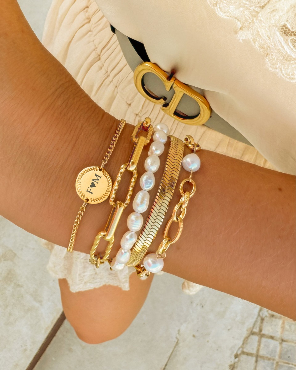 Chain and pearl bracelet goudkleurig