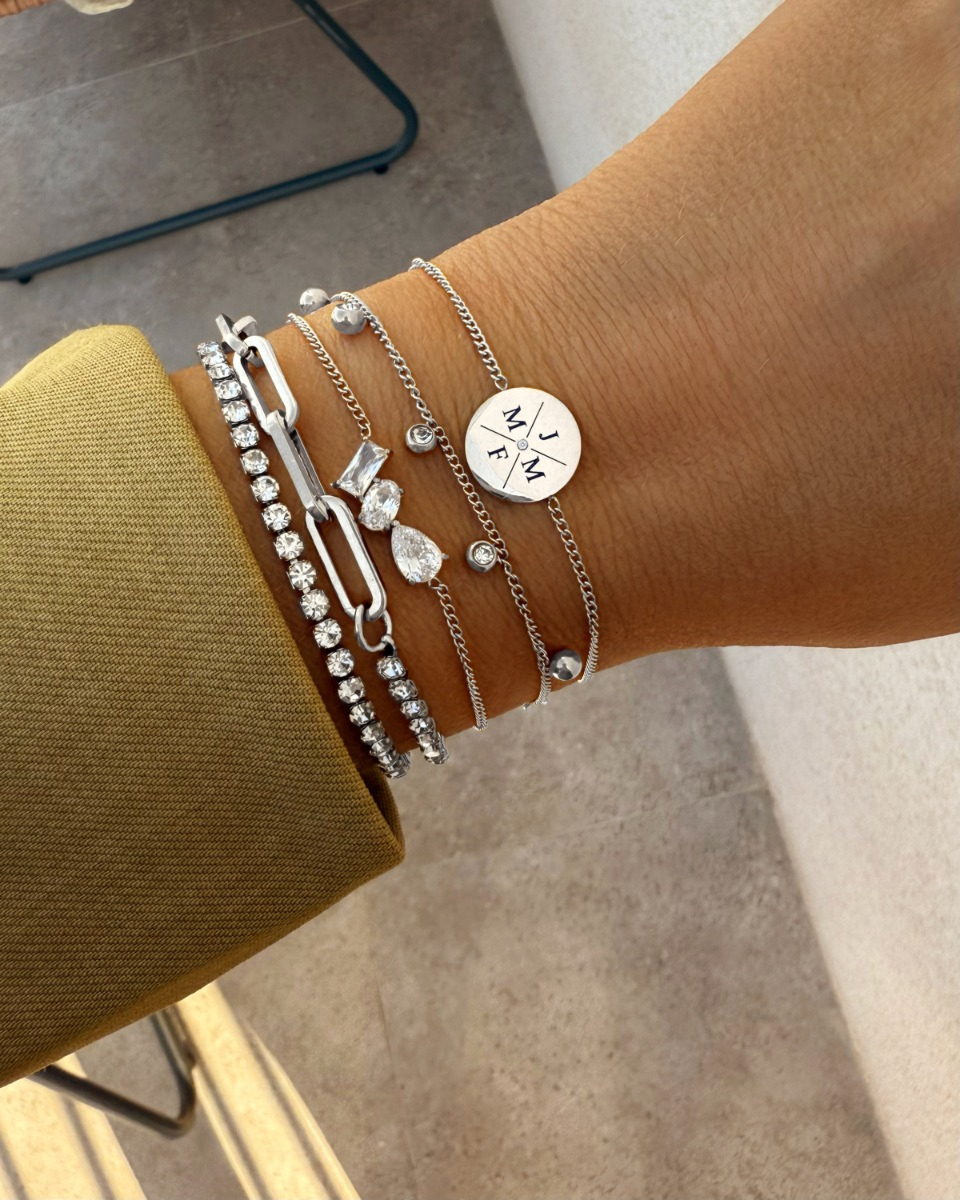 zilveren combinatie van armbanden met groene blazer