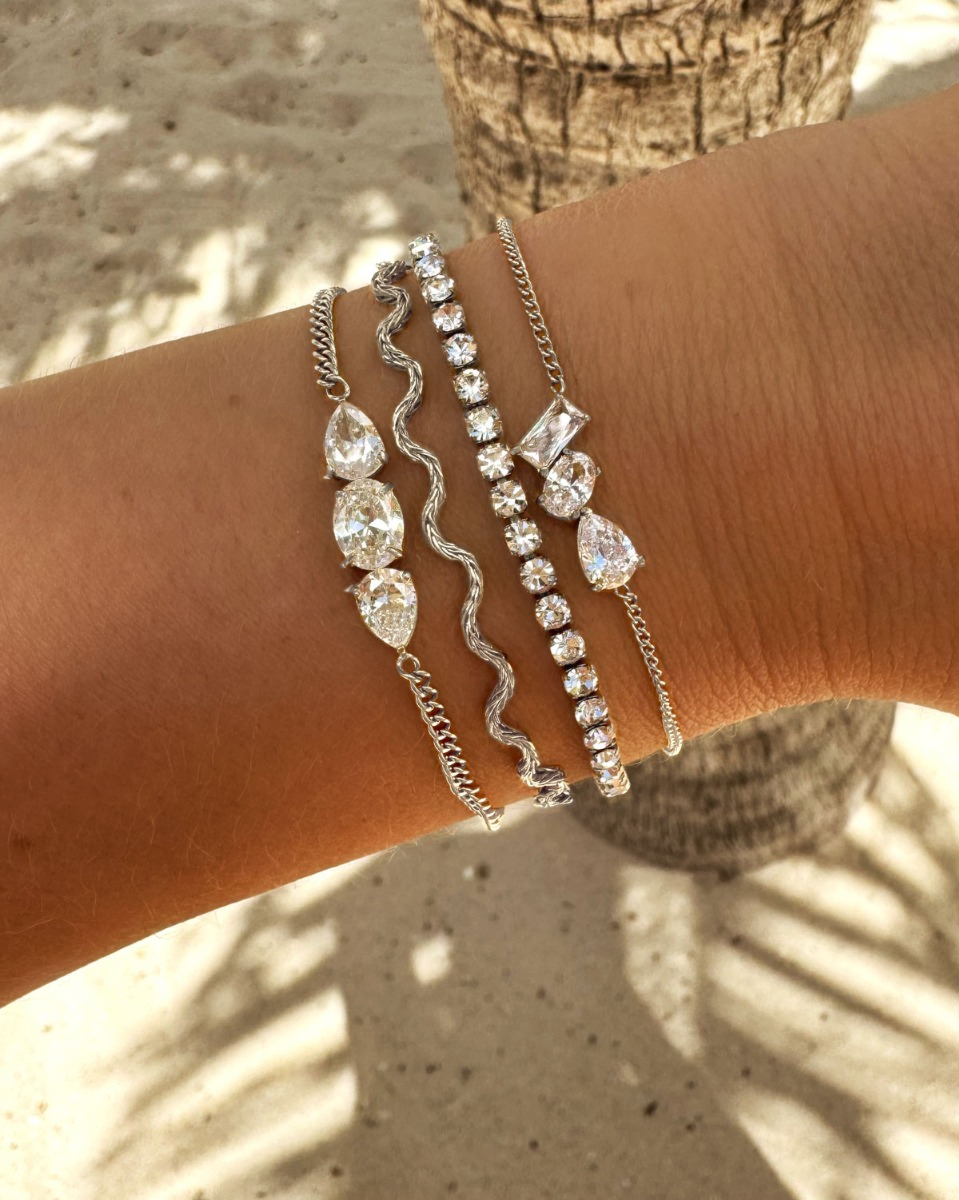 zilveren armbandjes combinatie op het strand